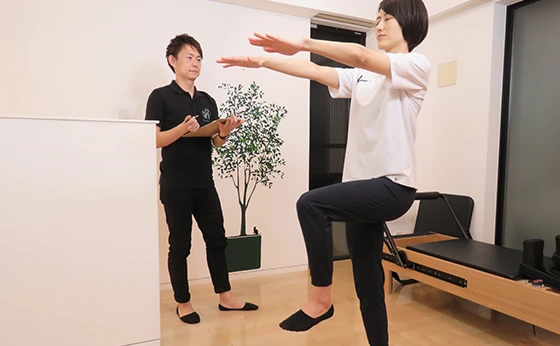 動きの評価により、猫背の原因を究明